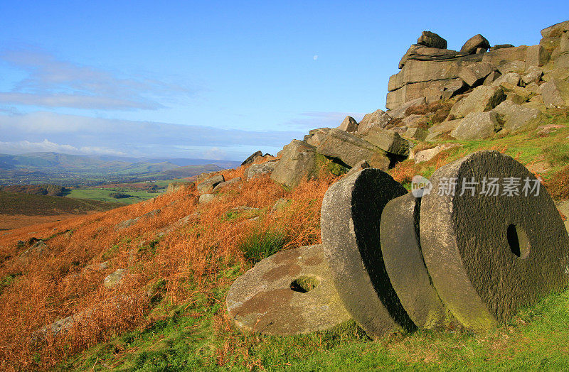 英国德比郡皮克区国家公园Stanage Edge的磨石